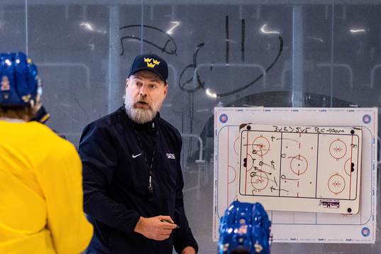 Sveriges förbundskapten Rikard Grönborg håller