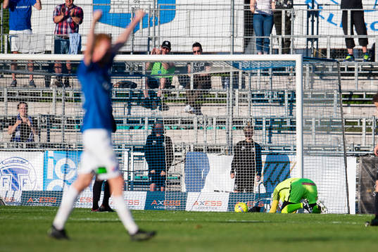 Brommapojkarna målvakt Nikola Petric deppar medan en av
