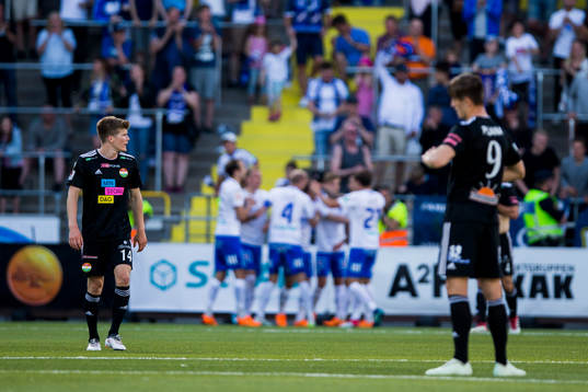 Dalkurds Oliver Berg och Leonard Pllana deppar