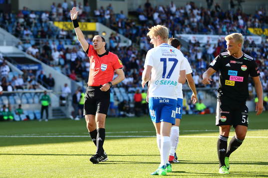 Domare Jonas Eriksson och Norrköpings Kalle Holmberg