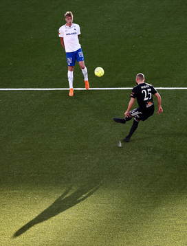 Dalkurds Malkolm Moenza skjuter mot Norrköpings Eric Smith