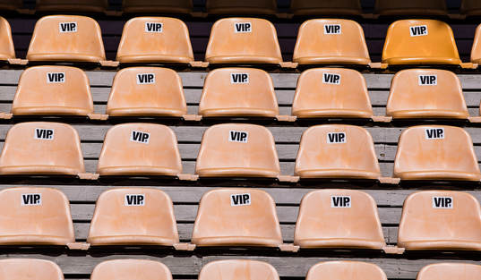 Tomma stolar på VIP-avdelningen på Studenternas läktare