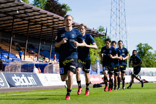 Sirius Christer Gustafsson värmer upp med lagkamrater