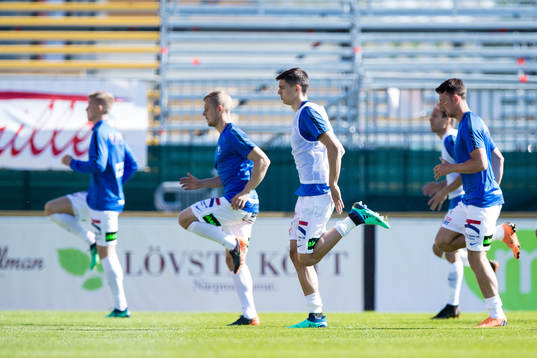 Trelleborgs spelare värmer upp innan fotbollsmatchen i
