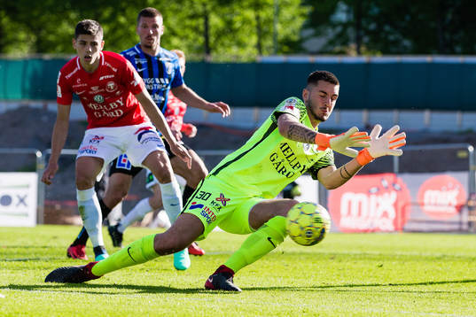 Trelleborgs målvakt Marko Johansson med en räddning