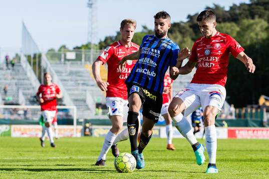 Sirius Omar Eddahri och Trelleborgs Denis Hadzikadunic i en