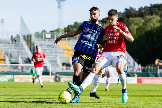 Sirius Omar Eddahri och Trelleborgs Denis Hadzikadunic i en