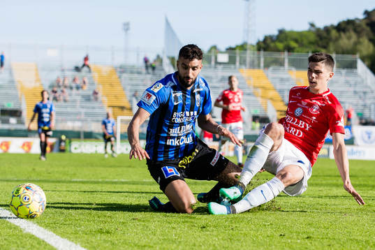 Sirius Omar Eddahri och Trelleborgs Denis Hadzikadunic i en