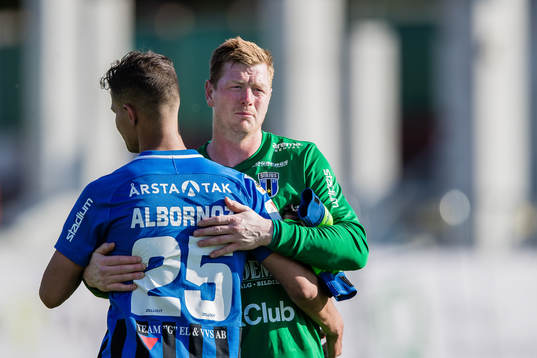 Sirius målvakt Joakim Wulff omfamnar Mauricio Albornoz