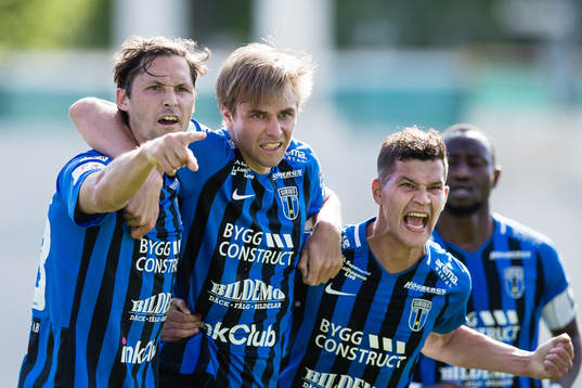 Sirius Oscar Pehrsson (m) jublar med Philip Haglund (v) och