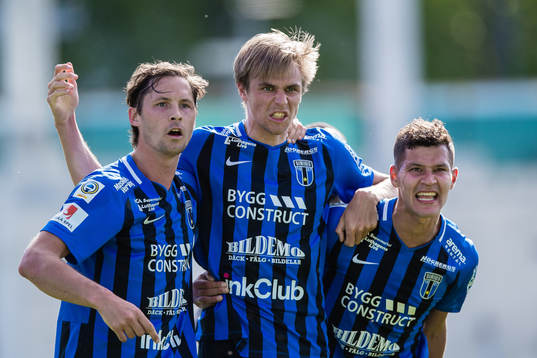 Sirius Oscar Pehrsson (m) jublar med Philip Haglund (v) och