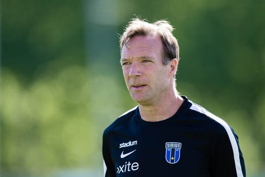 Sirius tränare Kim Bergstrand innan fotbollsmatchen i
