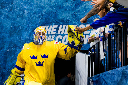 Sveriges målvakt Magnus Hellberg påväg in till