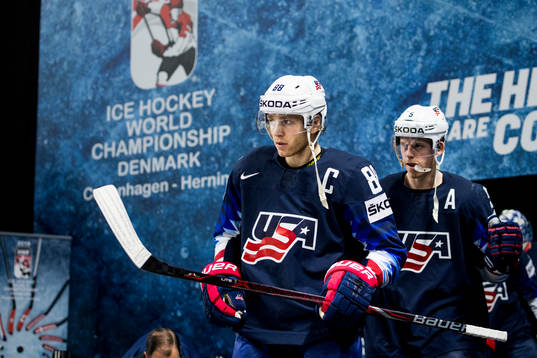 s Patrick Kane kommer in till uppvärmningen