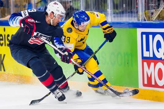 s Alec Martinez och Sveriges Viktor Arvidsson