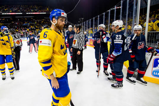 Sveriges Adam Larsson deppar när han lämnar isen