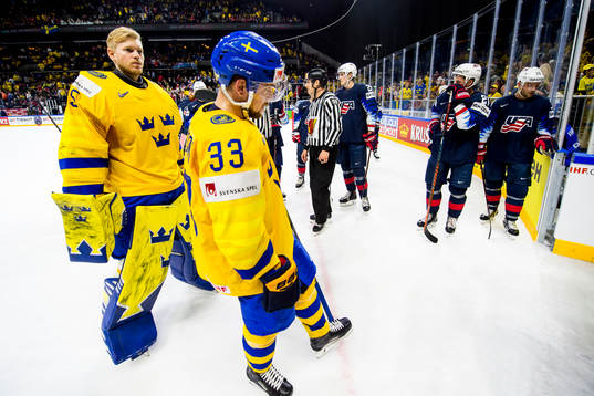 Sveriges målvakt Magnus Hellberg och Viktor Arvidsson
