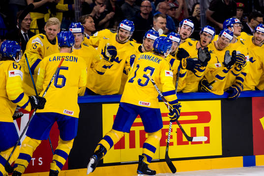 Sveriges Mattias Janmark jublar med lagkamraterna