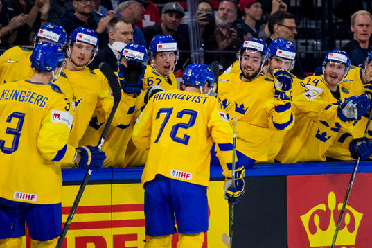 Sveriges Patric Hörnqvist jublar med bänken