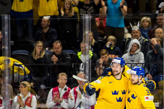 Sveriges Filip Forsberg och Viktor Arvidsson jublar