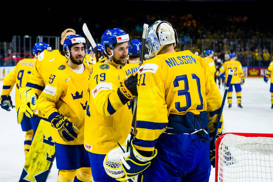 Sveriges Filip Forsberg kramar om målvakt Anders Nilsson