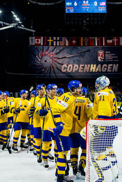 Sveriges spelare firar segern med målvakt Anders Nilsson