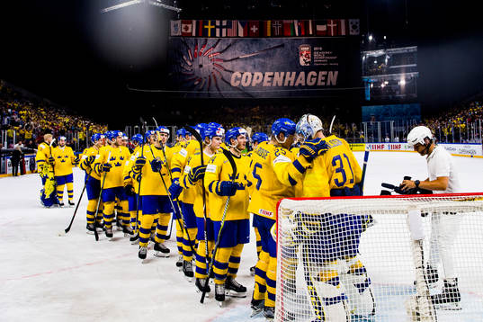 Sveriges spelare kramar om målvakt Anders Nilsson