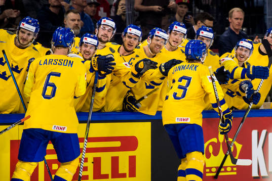 Sveriges Mattias Janmark jublar med bänken