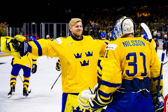 Sveriges målvakt Magnus Hellberg kramar om målvakt Anders