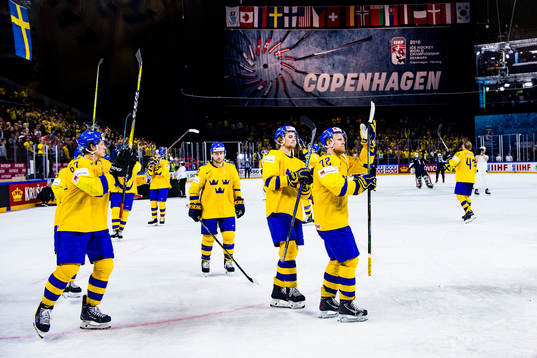 Sveriges Patric Hörnqvist och Adrian Kempe tackar publiken