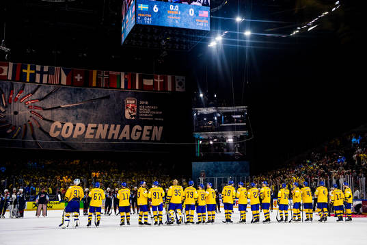 Sveriges spelare ställer upp för nationalsången