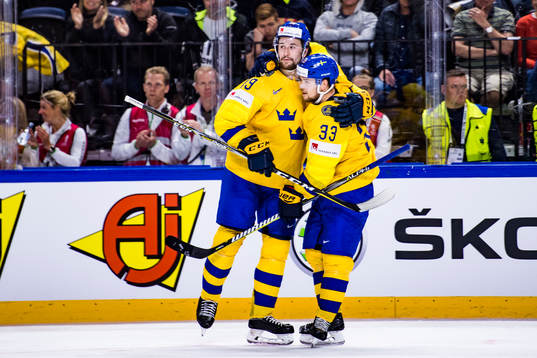 Sveriges Viktor Arvidsson kramas om av Filip Forsberg