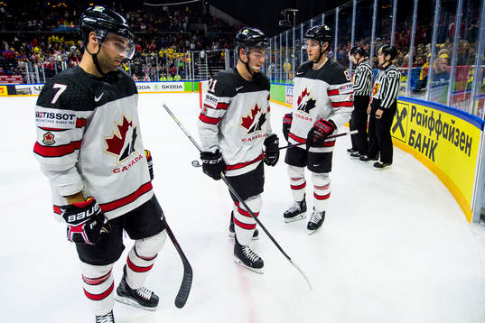 Kanadas Jordan Eberle, Tyson Jost och Kyle Turris deppar