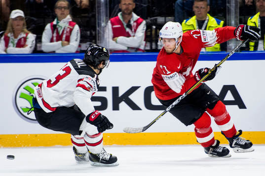 Kanadas Matt Barzal och Schweiz Enzo Corvi