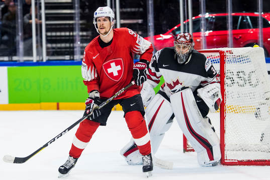 Schweiz Gaetan Haas och Kanadas målvakt Darcy Kuemper