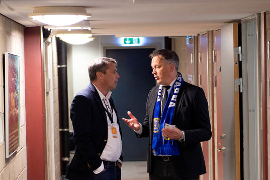 Sundsvalls klubbchef Urban Hagblom samtalar med Östersunds