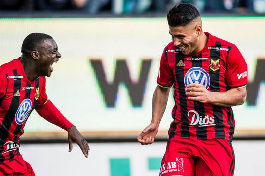 Östersunds Hosam Aiesh jublar med Ken Sema jublar
