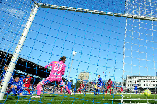 Östersunds Saman Ghoddos gör 1- målet
