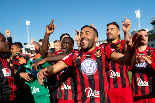 Östersunds Saman Ghoddos och de övriga spelarna jublar