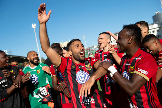 Östersunds Saman Ghoddos och Samuel Mensiro jublar