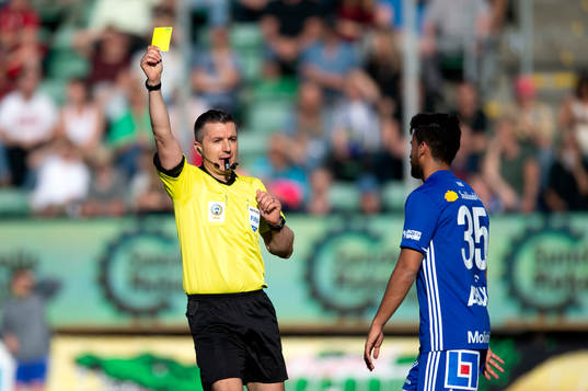Domare Bojan Pandzic visar ett gult kort till Sundsvalls