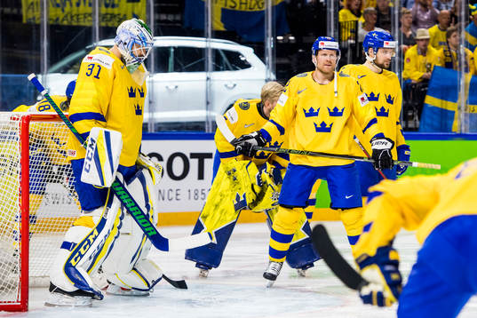 Sveriges Patric Hörnqvist och målvakt Anders Nilsson