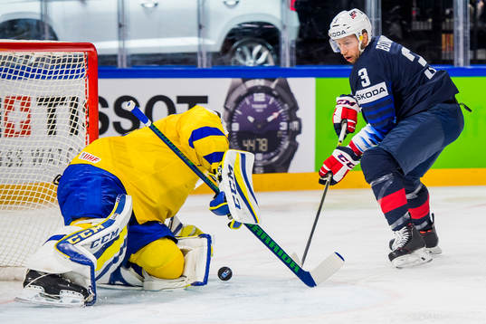 s Nick Bonino och Sveriges målvakt Anders Nilsson