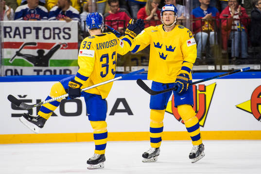 Sveriges Viktor Arvidsson jublar med Jacob de la Rose