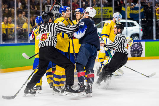 s Derek Ryan bråkar