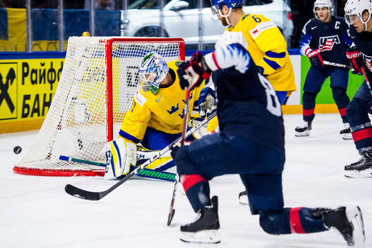 Sveriges målvakt Anders Nilsson gör en räddning på
