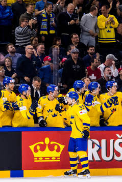 Sveriges Viktor Arvidsson jublar med båset