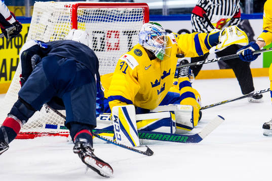 Sveriges målvakt Anders Nilsson gör en räddning