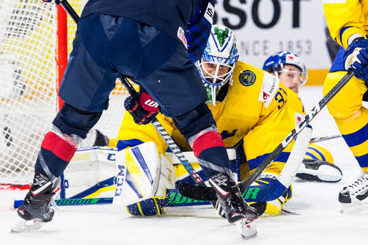 Sveriges målvakt Anders Nilsson gör en räddning