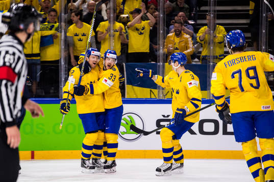 Sveriges Patric Hörnqvist jublar ihop med Viktor Arvidsson